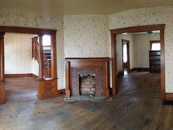 4th image of 1922 W 74th St