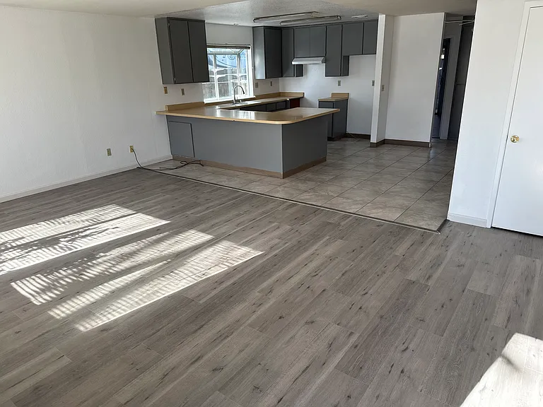 137 E Manzanita Ln — Photo 3