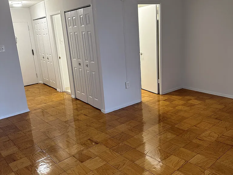 Calvert House Apartments — Photo 56