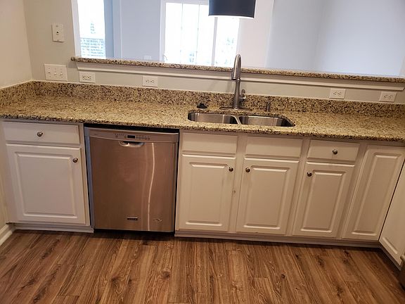 Beautiful kitchen, new dishwasher and stove.