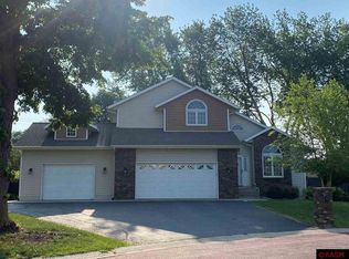 105 Manchester Ct, Mankato, MN 56001