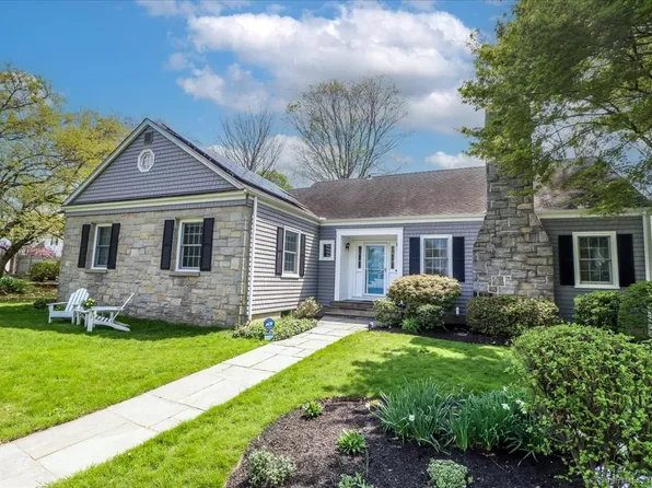 165 Sailors Lane, Bridgeport, CT 06605