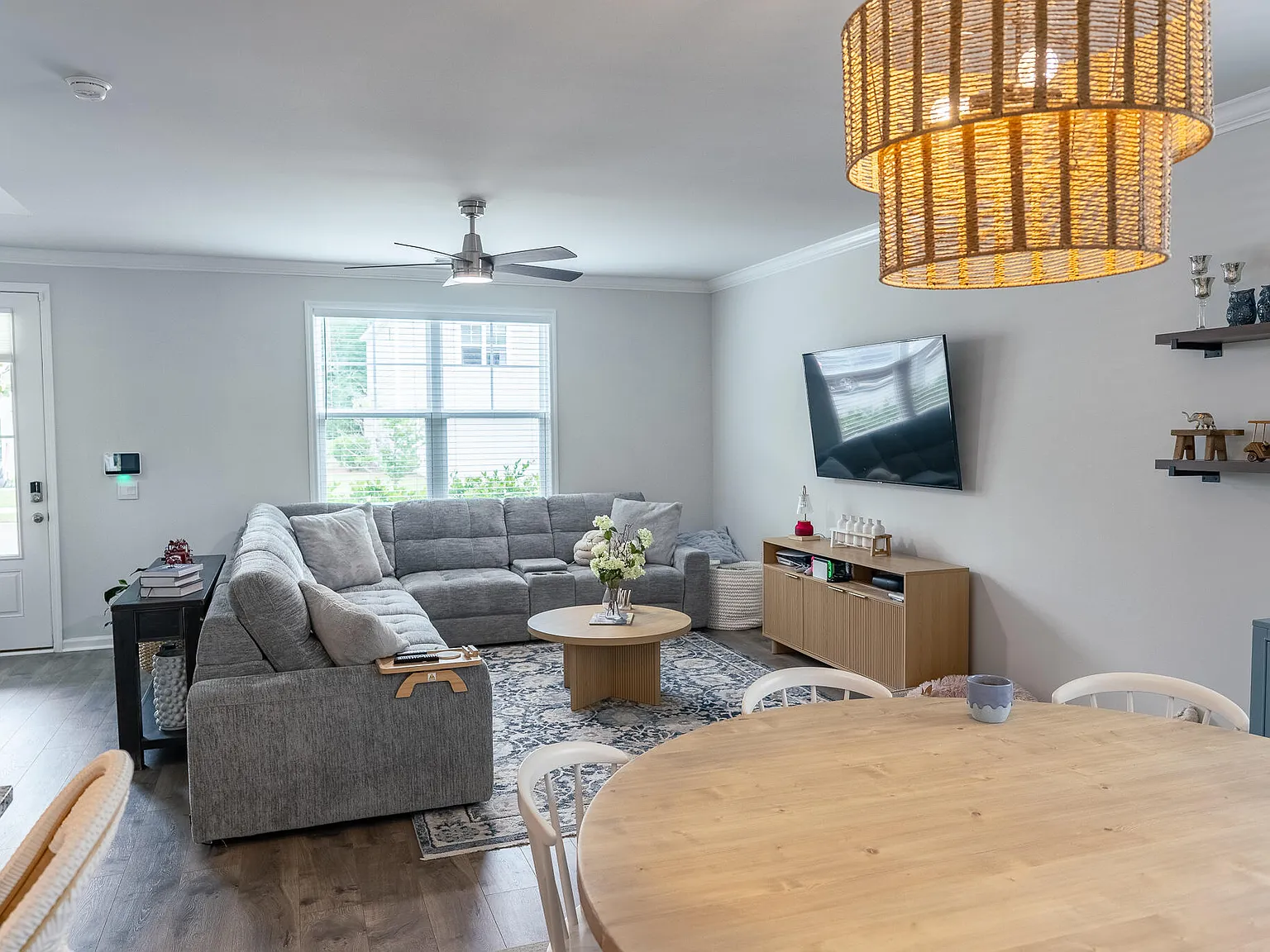 3 bed, 2.5 bath, 1713 sqft, $2,400 — Photo 4