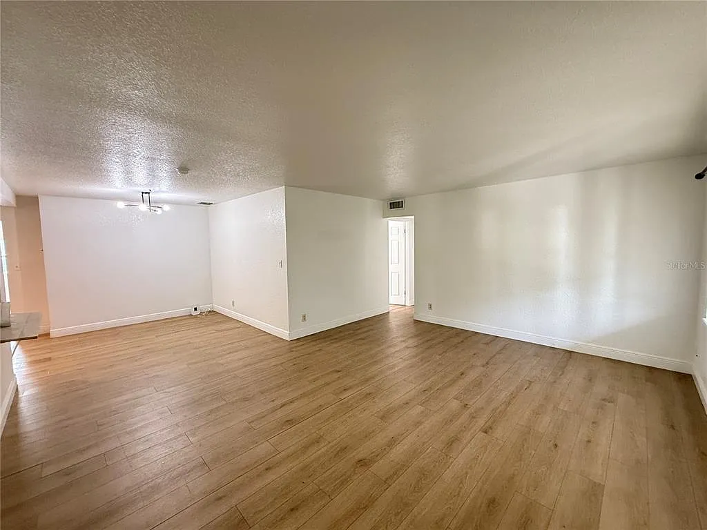 3 bed, 2.0 bath, 1432 sqft, $2,300 — Photo 3