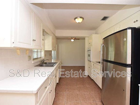 5th image of 204 Chaucer Ln