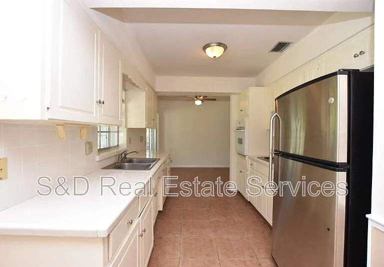 204 Chaucer Ln — Photo 5