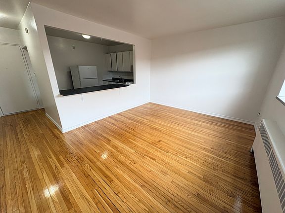5th image of 30 Mohawk Rd W #320
