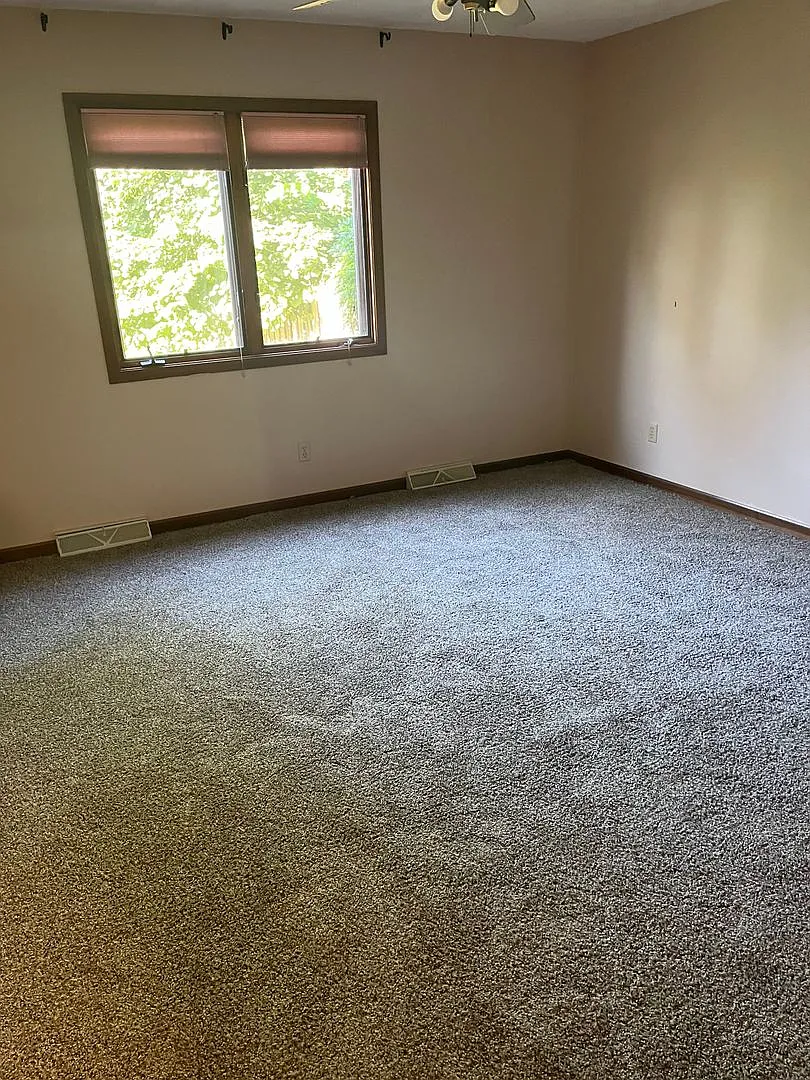 2 Bedroom 2.5 Bath Home West-Side Springfield $1950.00 — Photo 4