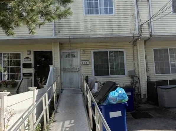 202 Chestnut Ave, Staten Island, NY 10305