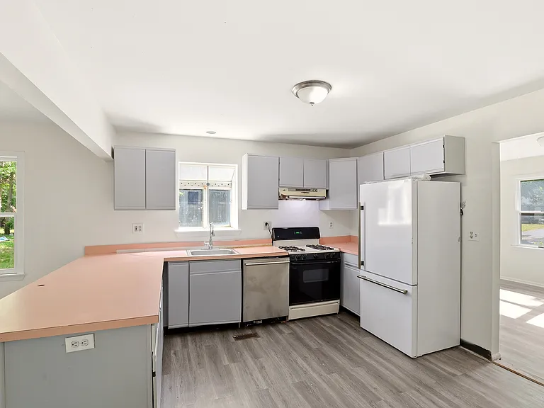 1305 Marshall St — Photo 7