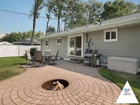 back yard patio w/ firepit