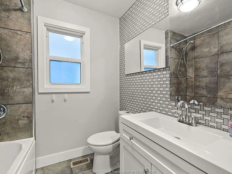 541 Moy Ave — Photo 15