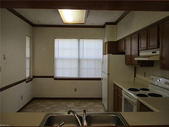 3rd image of 526 S Lake Cir