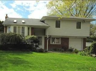 29 Clafford Ln, Melville, NY 11747