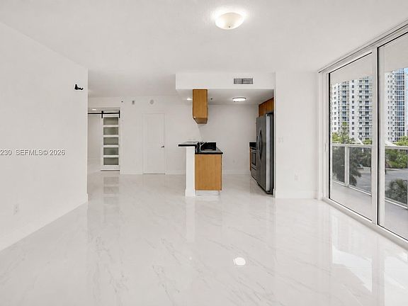 3rd image of 601 NE 23rd St APT 706