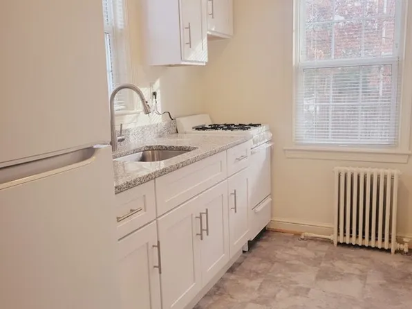 Burton Gardens Apartments, 300 E Glendale Ave, Alexandria, VA 22301