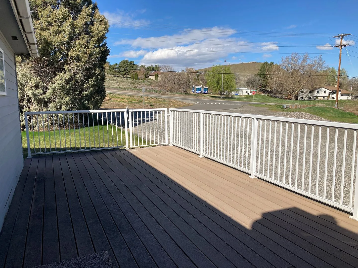 Spacious 4-Bedroom, 2-Bath Home with Daylight Basement, Large Yard & Two Fireplaces!. — Photo 3