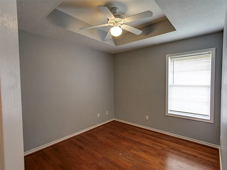 305 Landsburg Ln — Photo 17
