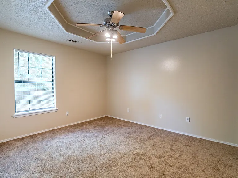 559 S Ray Ave — Photo 8