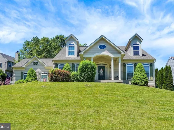 1050 Cranberry Ln W, York, PA 17402