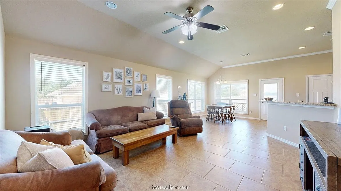 5 bed, 2111 sqft, $3,200 — Photo 3