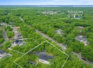 105 Old Riverhead Rd, Hampton Bays, NY 11946