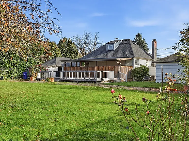 415 SE 94th Ave — Photo 3