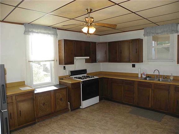3rd image of 134 1st Ave