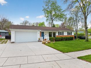 385 Hollywood Dr, Saline, MI 48176
