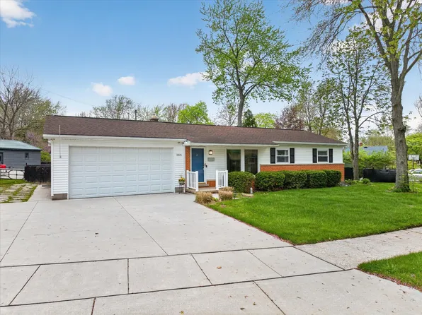 385 Hollywood Dr, Saline, MI 48176