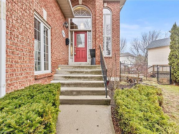 5th image of 10 Pinecreek Rd