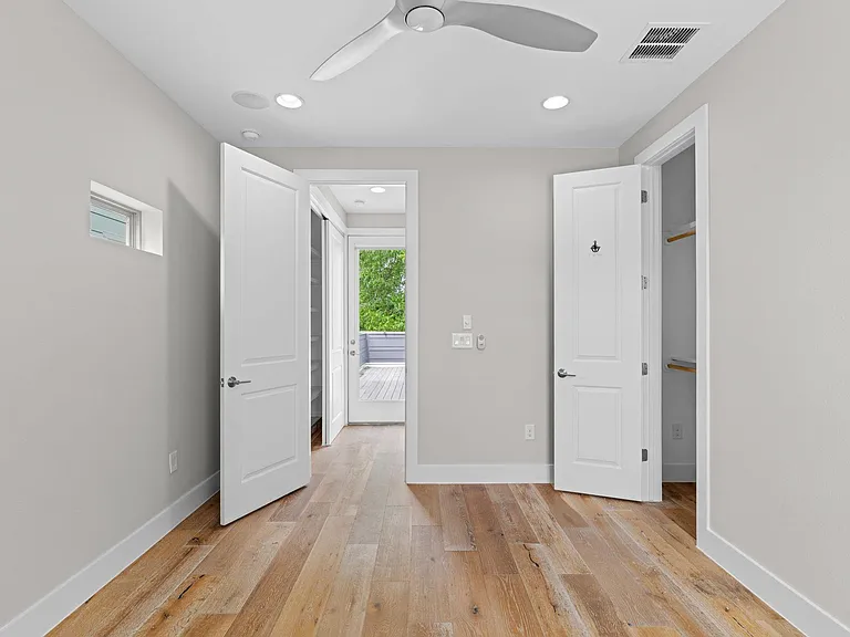 3010 E 18th 1/2 St #B — Photo 16
