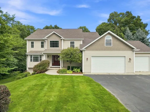1521 Bee Ct, Traverse City, MI 49696