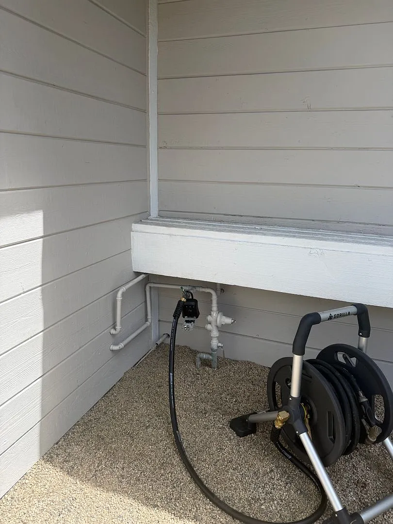 Gorgeous 3br/2ba Home W/Solar, Garage, Enclosed Yard In A Pristine Neighborhood — Photo 3