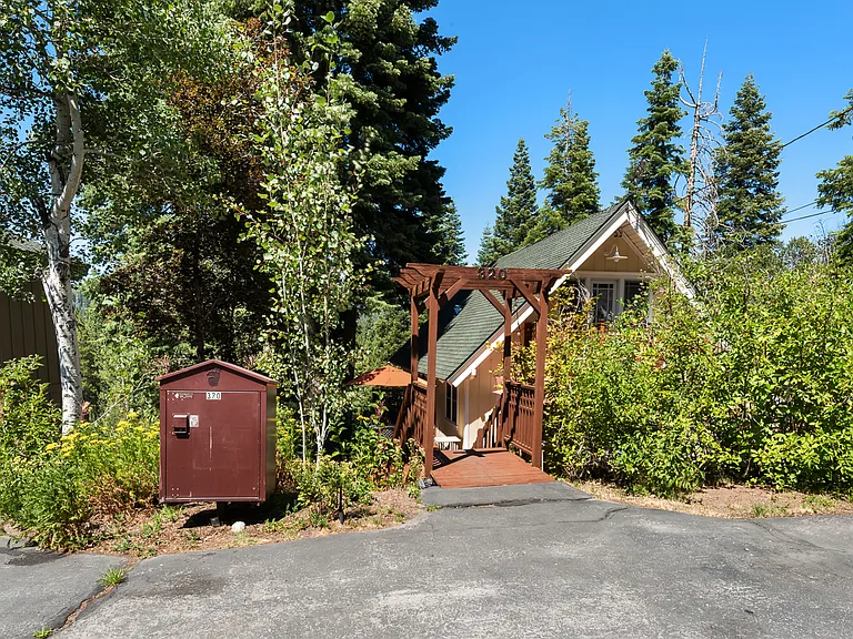 320 Kimberly Dr — Photo 2
