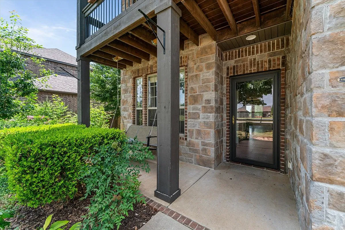 4 bed, 2.5 bath, 2262 sqft, $2,750 — Photo 2