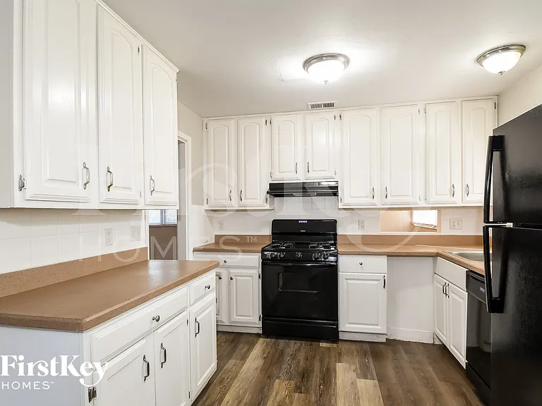 440 Durwood Dr — Photo 7