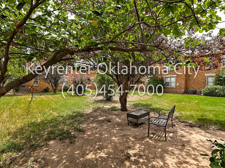 Kamp's Court Apartments — Photo 9
