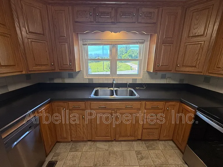 2239 Buckingham Rd — Photo 13