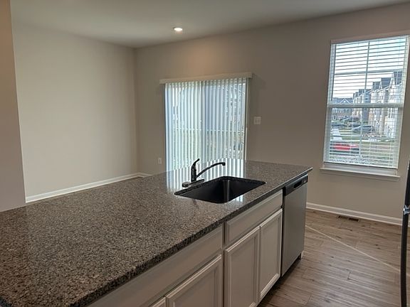 5th image of 63 Stratton Dr