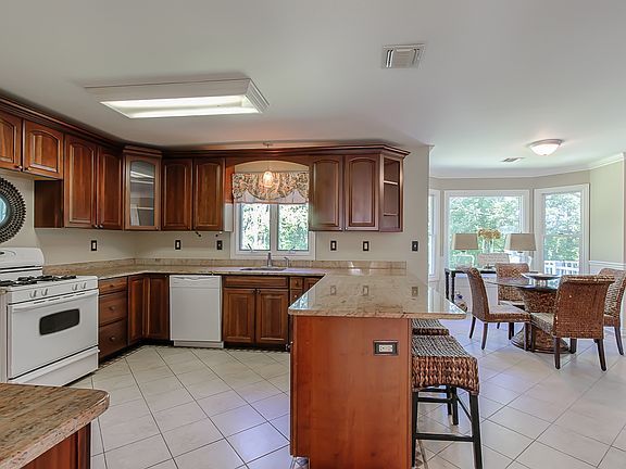 4th image of 16 Edsall Dr