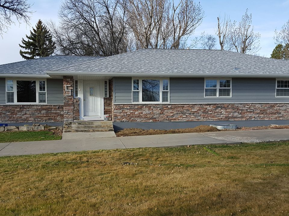Front view, circle driveway