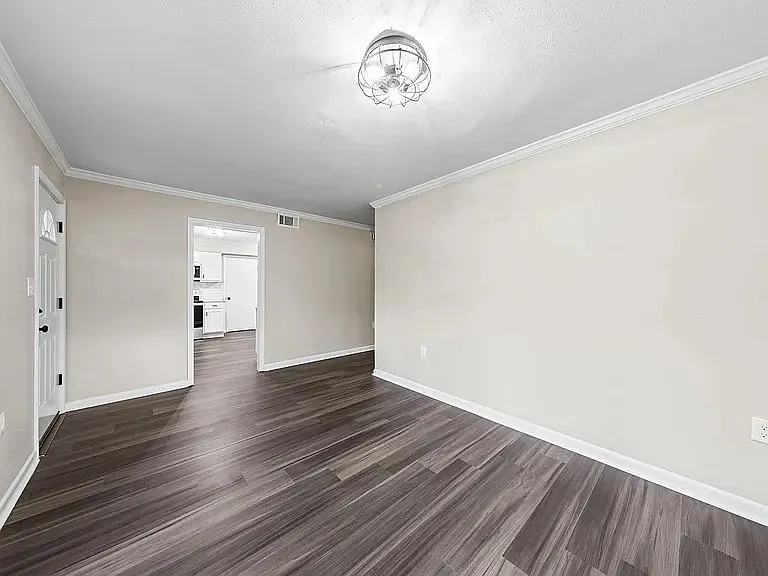 304 Somerset Dr — Photo 4