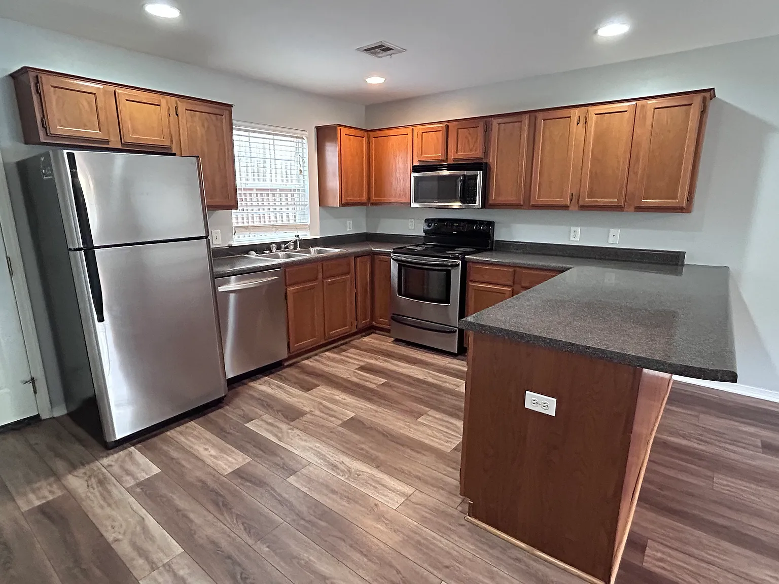 2 bed, 1.5 bath, 1660 sqft, $1,500 — Photo 3