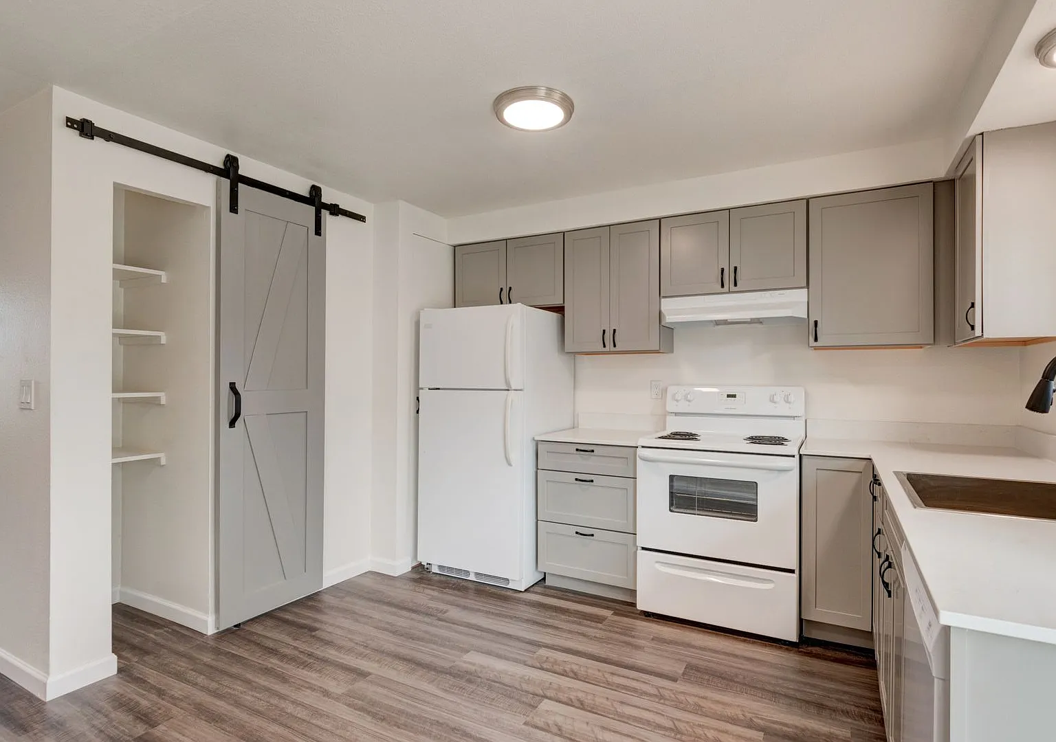 M1407: Horizons West Apartments — Photo 1