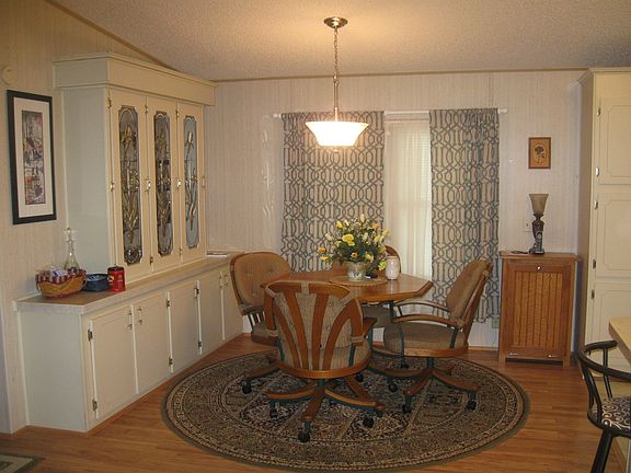 4th image of 382 Kingslake Dr