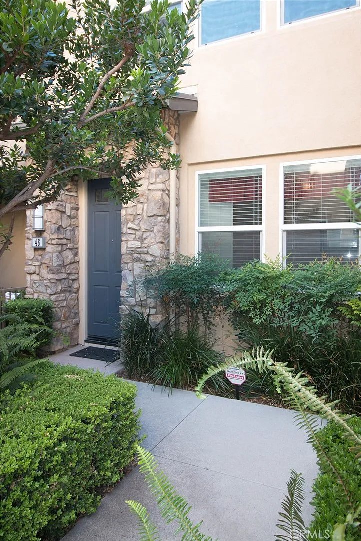 3 bed, 2.5 bath, 1637 sqft, $4,200 — Photo 1