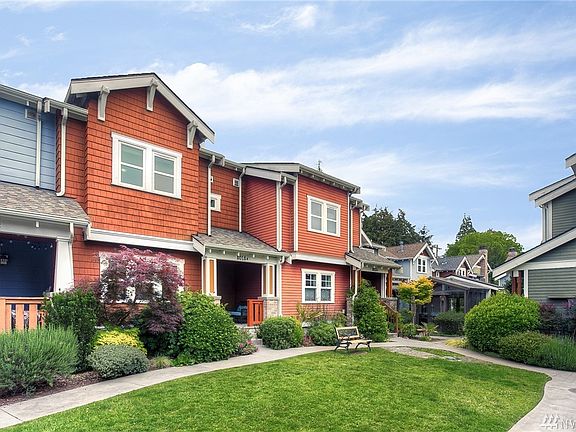 Mature landscaping w/ sprinkler system