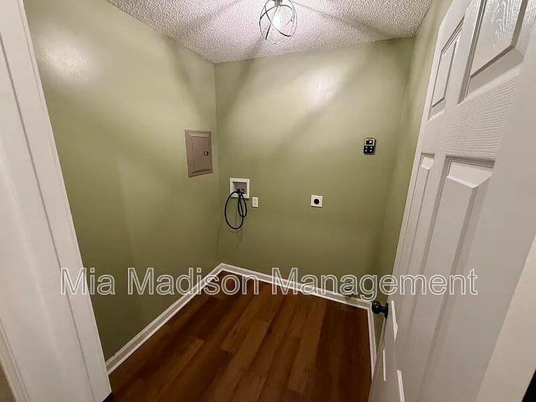 2233 E Derenne Ave — Photo 25