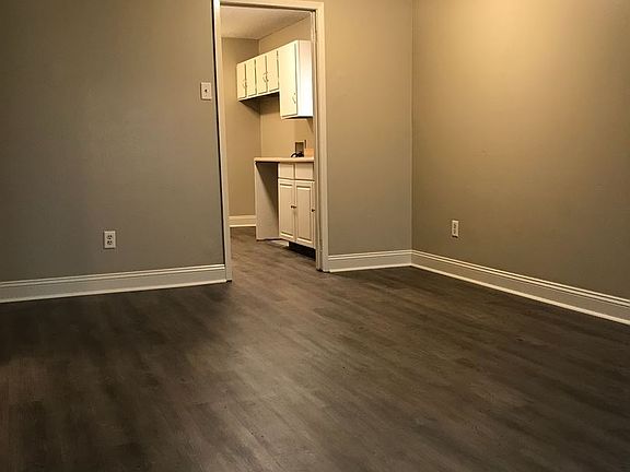 2nd image of 401 Knollwood Cir #B